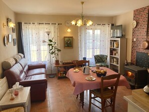 Televisión, reproductor de DVD, tenis de mesa y libros