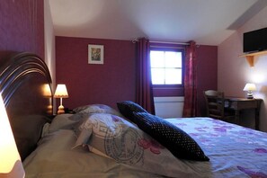 2 bedrooms, desk, iron/ironing board, travel cot