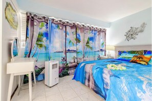 2 sovrum, skrivbord, strykjärn/strykbräda och resesäng