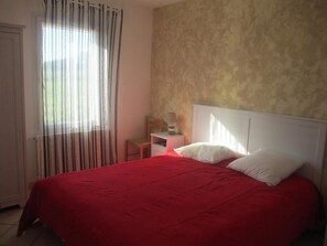 2 chambres, fer et planche à repasser, lit de bébé portatif