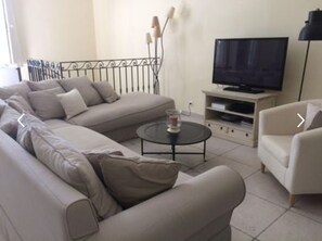 Télévision, lecteur de DVD, livres, médiathÚque