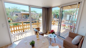 Comfort Chalet | Living area | 80-cm flat-screen TV with satellite channels, TV - Camping Au Paradis des Campeurs (Roquebrune-sur-Argens)