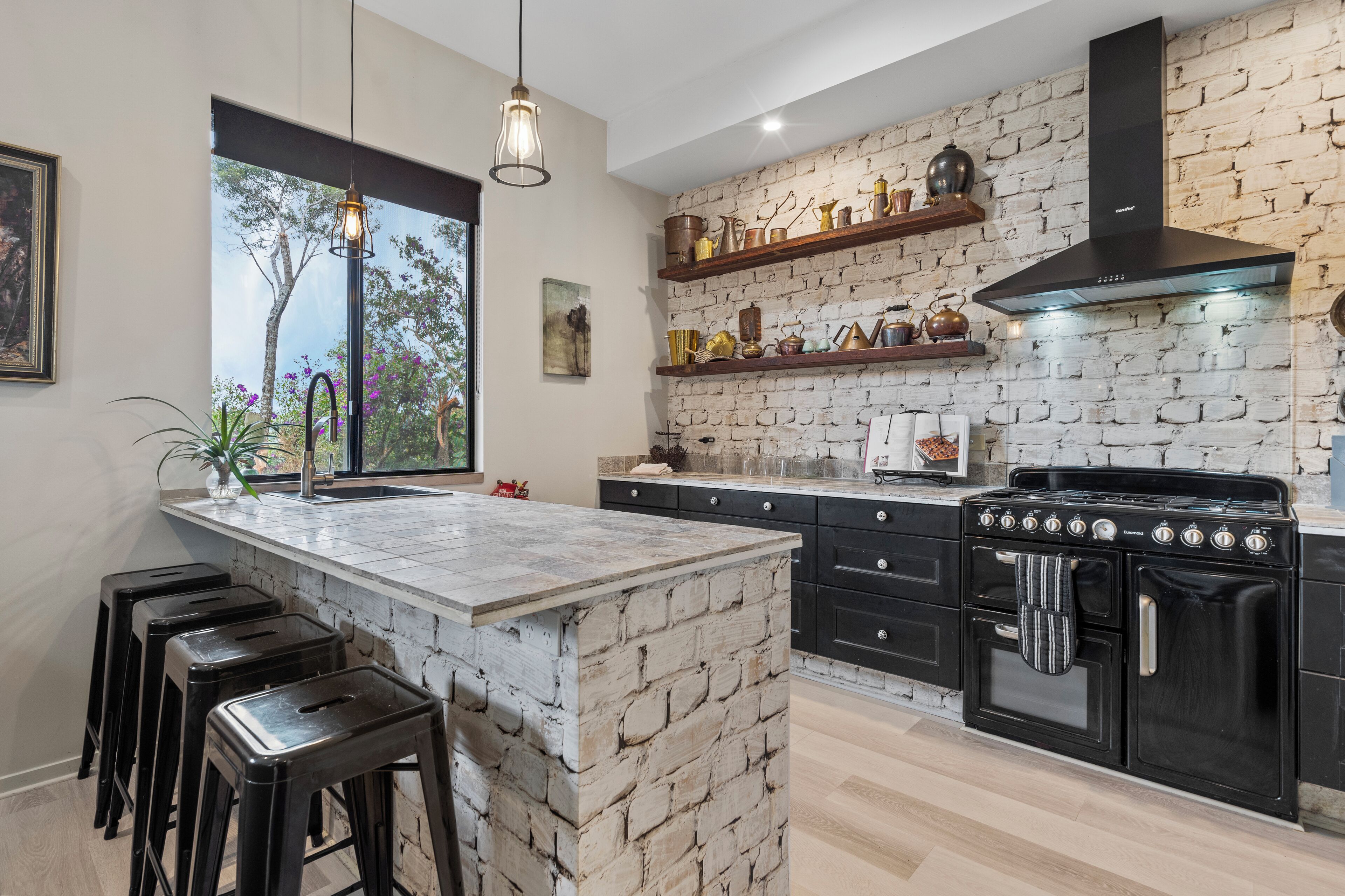 Jääkaappi, mikroaaltouuni, uuni, liesi