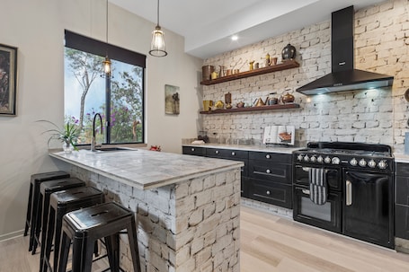 Fridge, microwave, oven, stovetop. Jardin: Your Peaceful Garden Escape in Gold Coast Hinterland