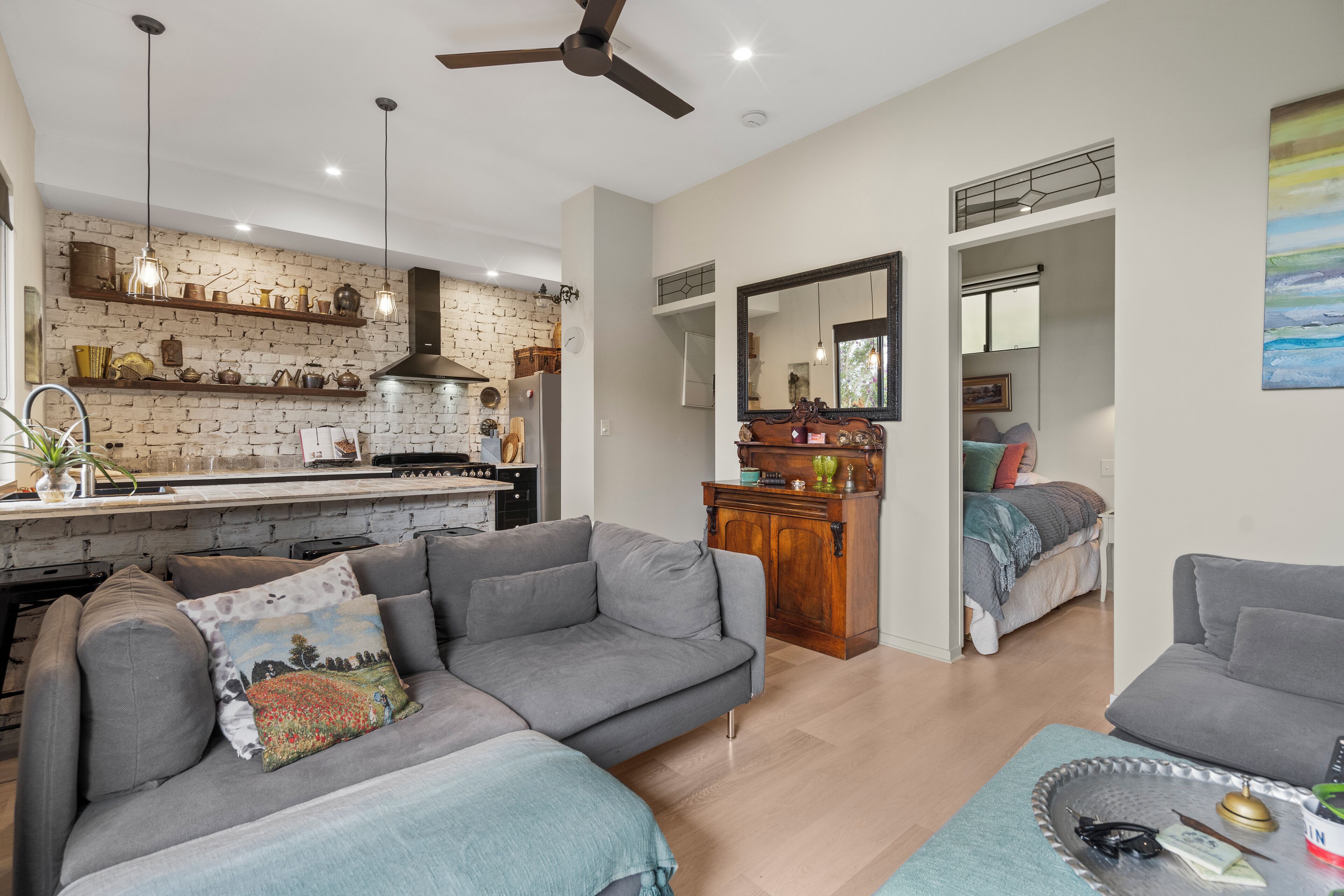 Älytelevisio, takka, kirjoja