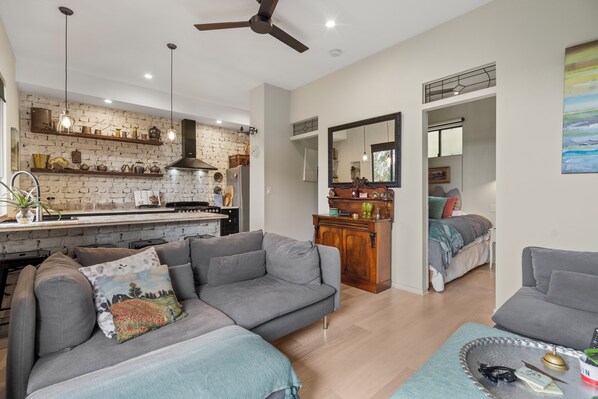 TV connectée, cheminée, livres