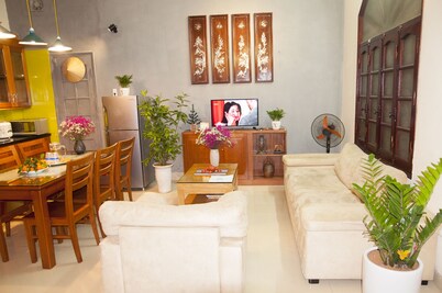 3BR Lakeside & Spacious Modern Fully-furnitured House, steps to Old Quarter