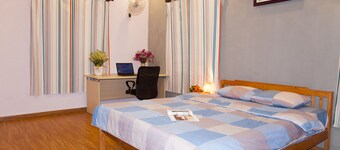 3BR Lakeside & Spacious Modern Fully-furnitured House, steps to Old Quarter