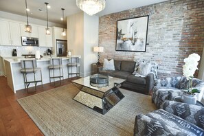 Living area - Luxury Hideaway: The Comforts of Home in New Orleans’ CBD (New Orleans)