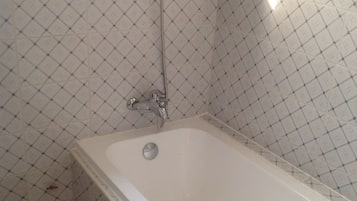 Serviettes fournies, savon, papier toilette