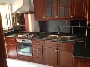 Réfrigérateur, micro-ondes, four, cafetiÚre/bouilloire