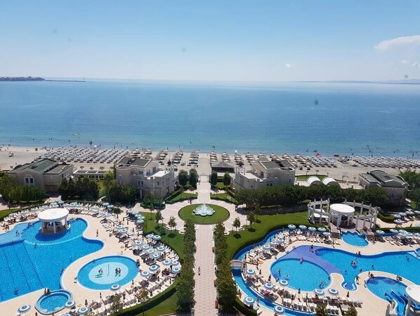 Alberca techada y alberca al aire libre