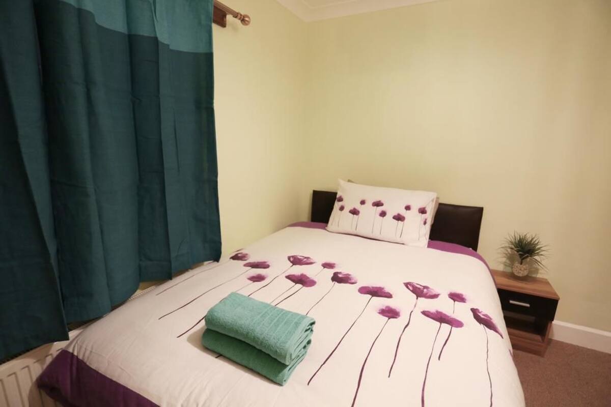 Standard Twin Room | Desk, laptop workspace, soundproofing, iron/ironing board (on request)