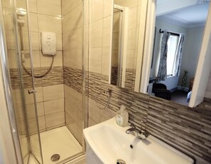 Shower, towels - Sherpa Stay (Hayes)