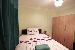 布置獨特、書桌、筆電工作空間、隔音