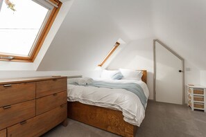 1 habitación, tabla de planchar con plancha y cuna de viaje 