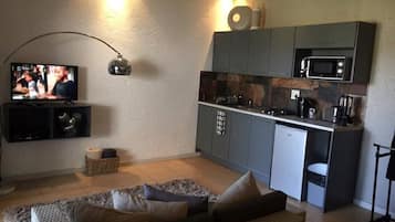 Flatscreentelevisie en een open haard
