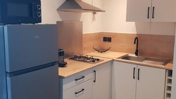 Réfrigérateur, micro-ondes, plaque de cuisson, cafetiÚre/bouilloire