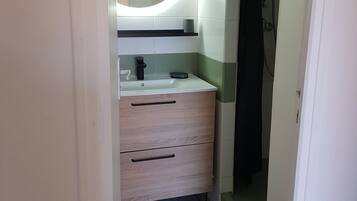 Douche, sĂšche-cheveux, serviettes fournies, papier toilette