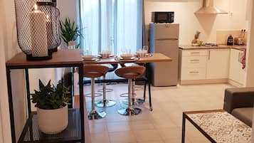 Réfrigérateur, micro-ondes, plaque de cuisson, cafetiÚre/bouilloire