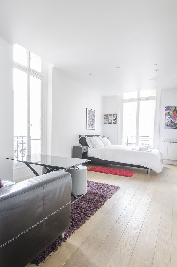 1 chambre, bureau, fer et planche à repasser, lit de bébé portatif