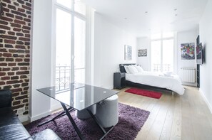 1 habitación, escritorio, tabla de planchar con plancha y cuna de viaje 