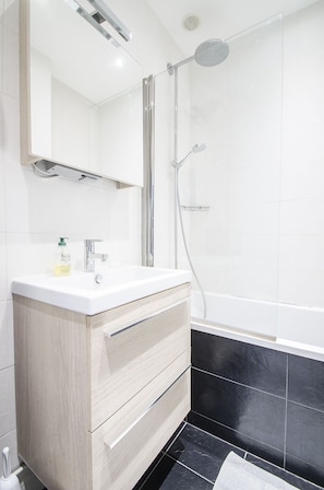 Combined shower/bathtub, hair dryer, towels, soap