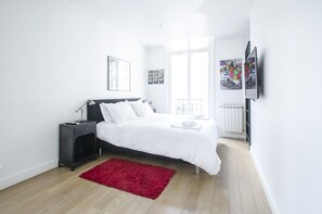 1 habitación, escritorio, tabla de planchar con plancha y cuna de viaje 