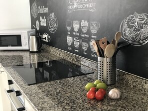 Frigorífico, microondas, placa de cocina y lavavajillas