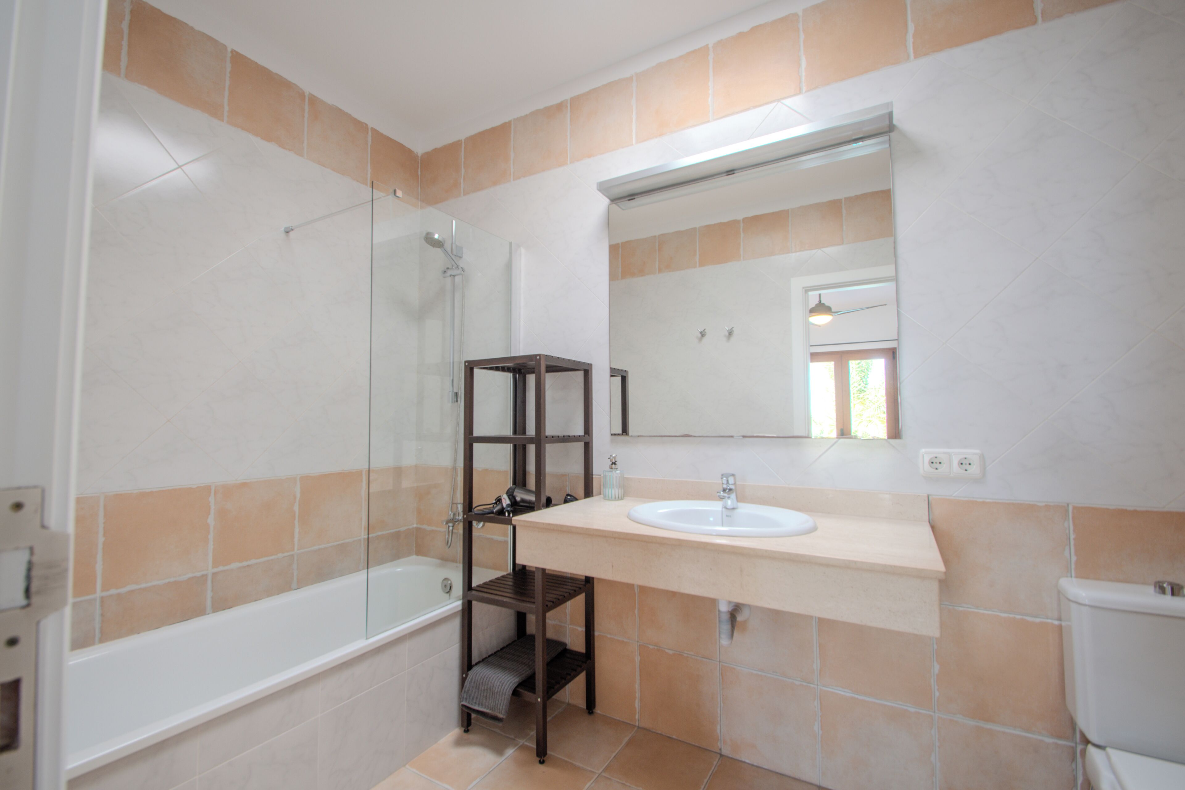 Ein Badezimmer mit Badewanne, Waschbecken und Spiegel.