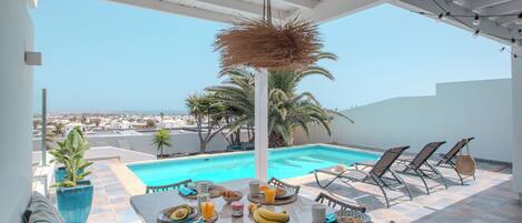 تناول الطعام بالخارج