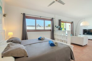 3 chambres, coffres-forts dans les chambres, fer et planche à repasser