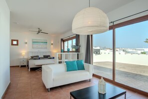 Fernseher, DVD-Player, Stereoanlage