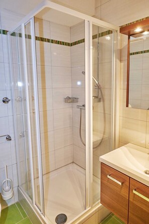 Bañera con ducha, secador de pelo, toallas, jabón