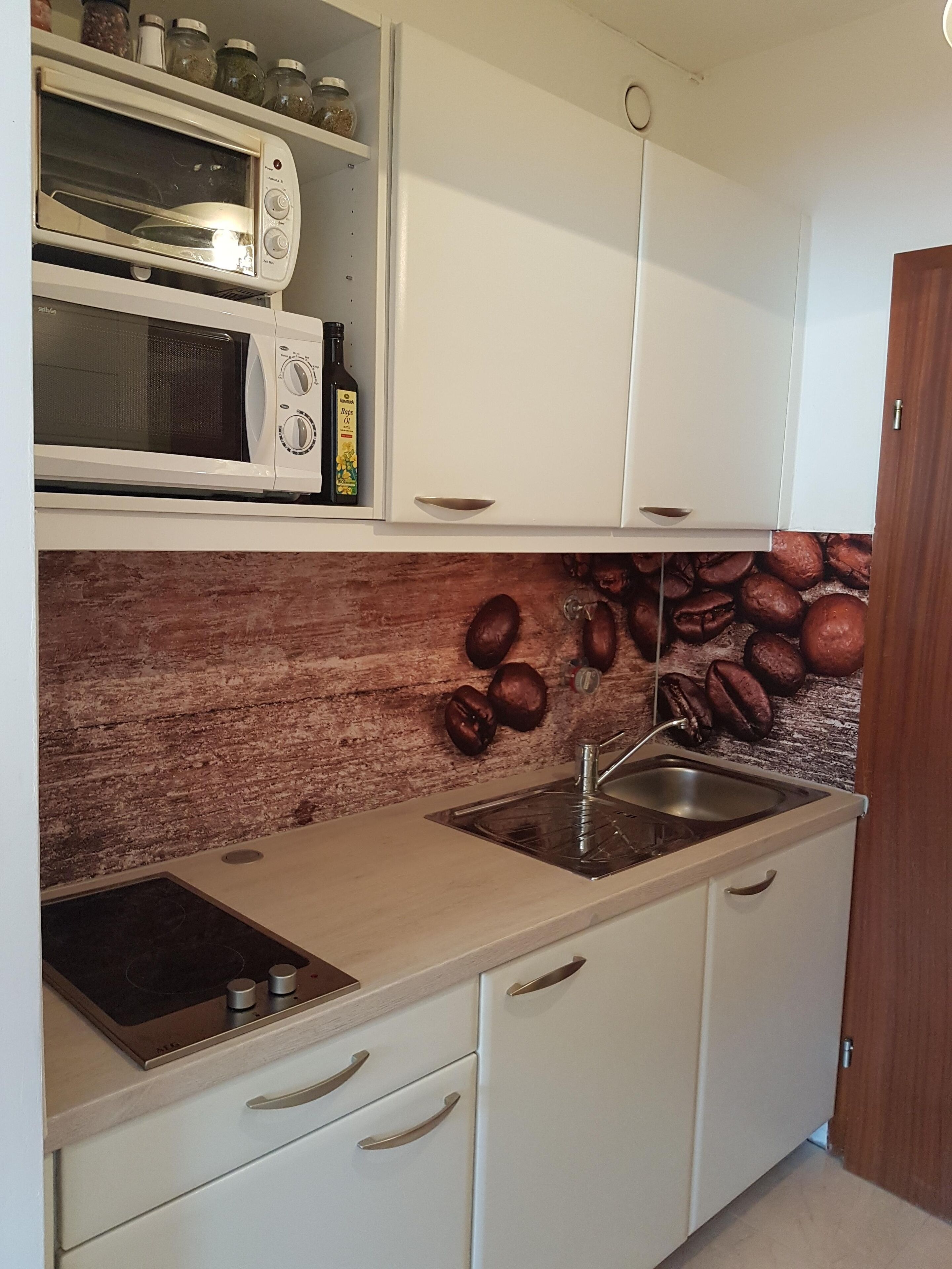 Jääkaappi, mikroaaltouuni, kahvin-/teenkeitin, vedenkeitin