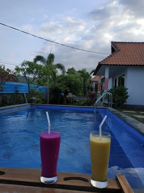 Outdoor pool, sun loungers - Kuri Garden Cottage (Penida Island)