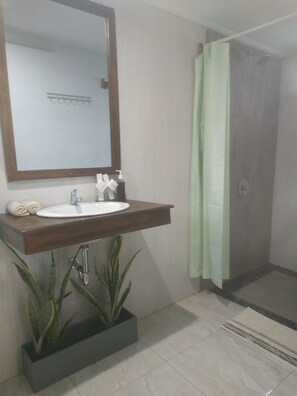 Standard-Doppelzimmer | Waschbecken im Bad