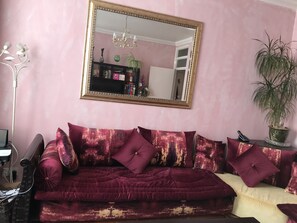 Smart TV, books - Charming Joyful Cozy Apartment by Hyde Park -  Very Central and Convenient! (London)