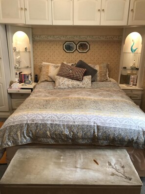 1 habitación, tabla de planchar con plancha, wifi gratis y ropa de cama 