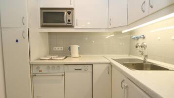 Frigorífico, microondas, horno y cafetera o tetera