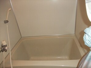 Room (103) | Bathroom | Combined shower/tub, deep soaking tub, free toiletries, hair dryer