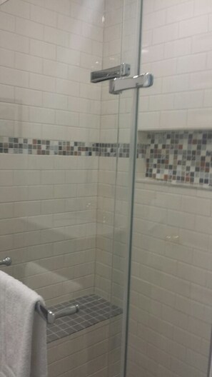 Hair dryer, towels, soap, toilet paper - Chestnut Lane Bed & Breakfast - The Blue Room (New Glasgow)