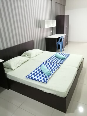 Desk, laptop workspace, blackout drapes, iron/ironing board - Summer Inn (Kampar)