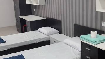 Basic Studio | Meja, ruang kerja komputer riba, langsir/tirai gelap terus