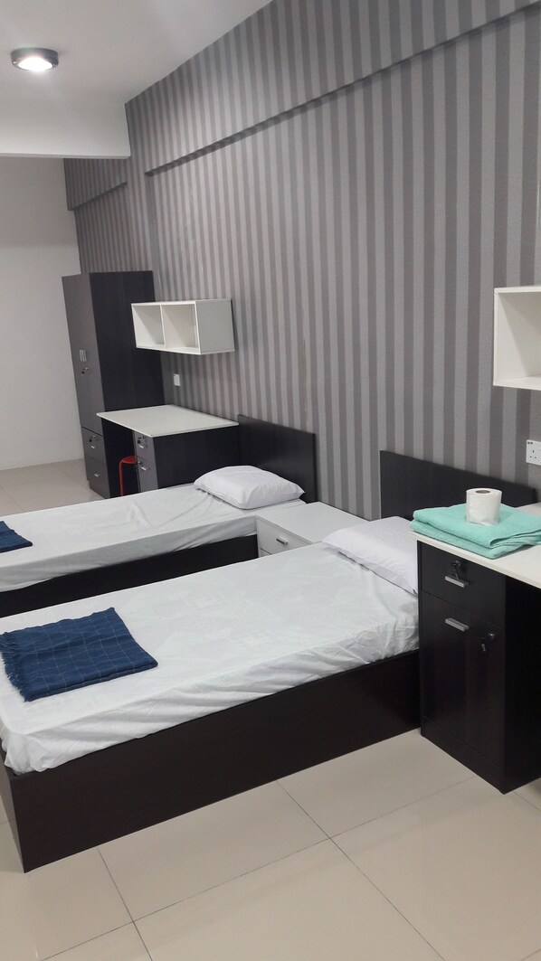 Basic Studio | Desk, laptop workspace, blackout drapes, iron/ironing board - Summer Inn (Kampar)