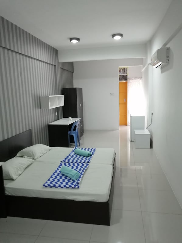 Desk, laptop workspace, blackout drapes, iron/ironing board - Summer Inn (Kampar)