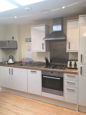 Jääkaappi, mikroaaltouuni, uuni, liesi