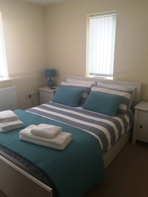 2 chambres, fer et planche à repasser, Wi-Fi, draps fournis