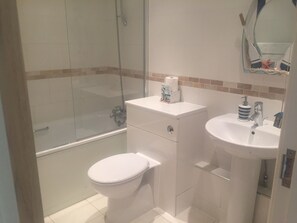 Sèche-cheveux, serviettes fournies