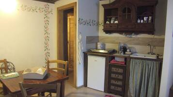 Kühlschrank, Mikrowelle, Herdplatte, Wasserkocher mit Kaffee-/Teezubehör